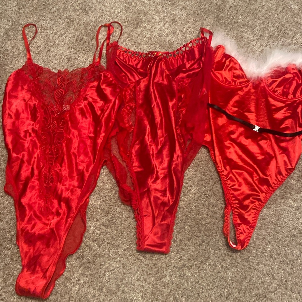 3 red teddy’s